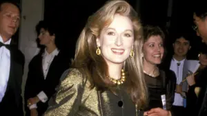 Golden Globes kırmızı halısında yer almış zamansız altın görünümler