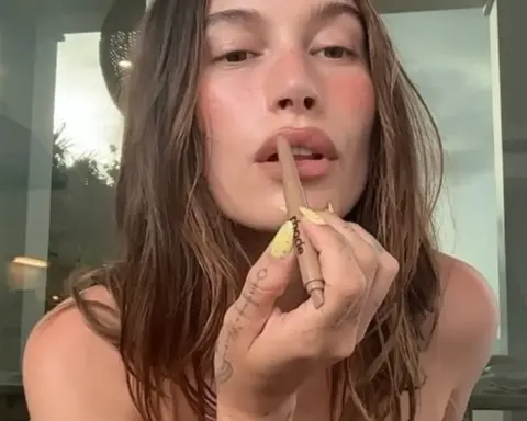 Hailey Bieber'ın 3 adımlı yaz makyajı rutini