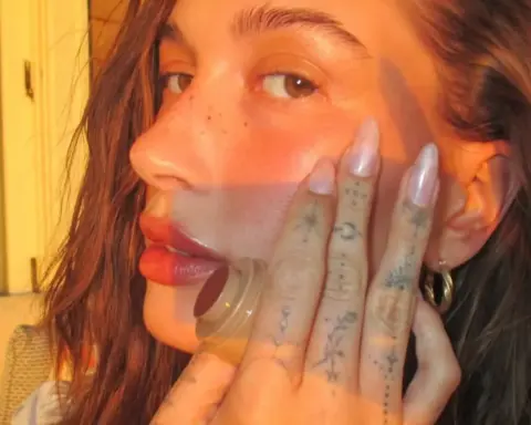 Hailey Bieber’dan ilham alan şeker pembesi manikür trendi