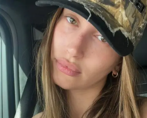 Hailey Bieber’ın saçındaki yeni ışıltılar tek ton saç devrini geride mi bırakıyor?
