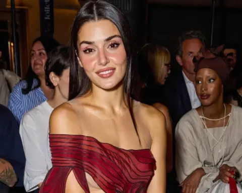 Hande Erçel, Paris Haute Couture Haftası’nda Iris van Herpen defilesine katıldı