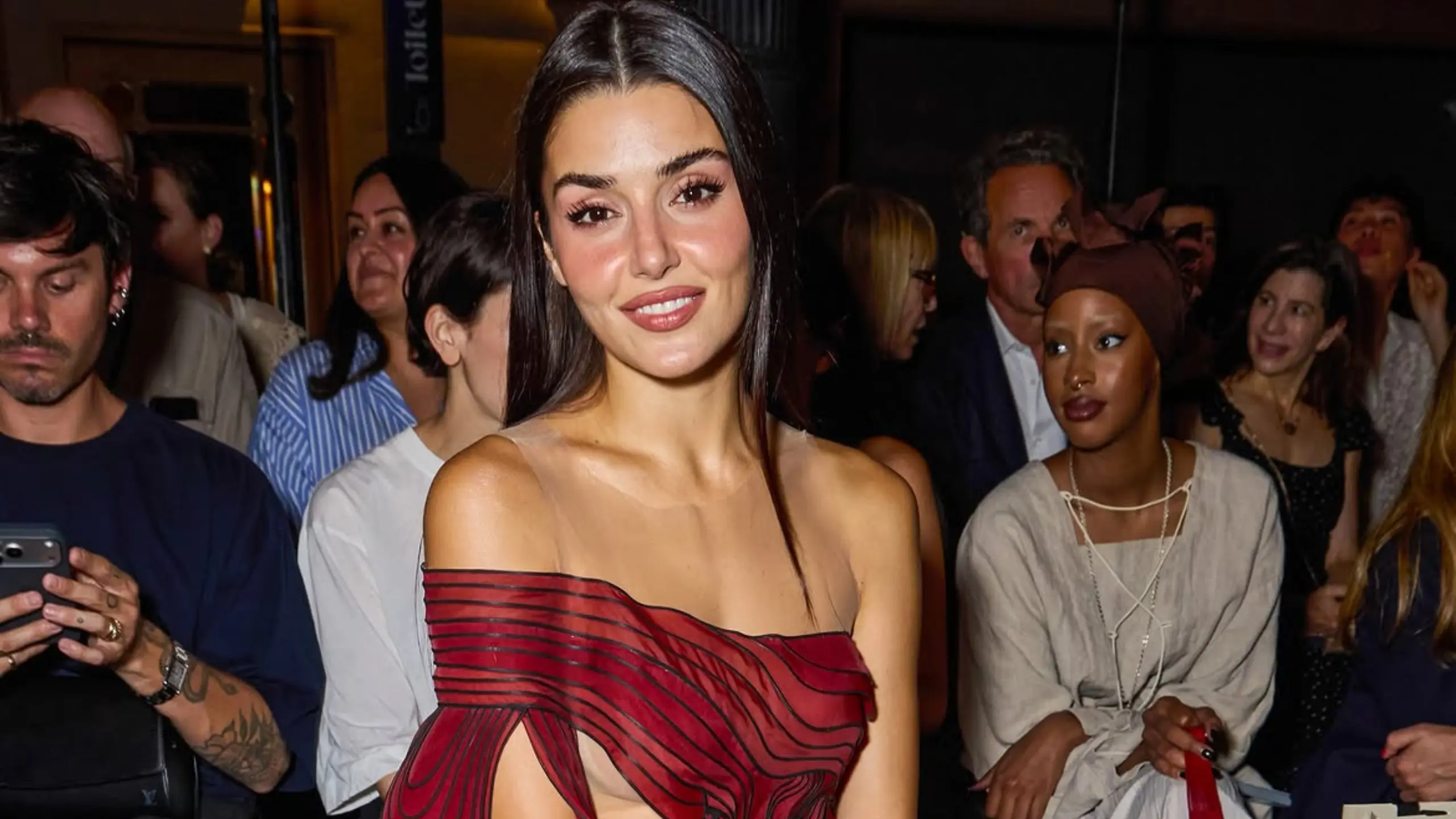 Hande Erçel, Paris Haute Couture Haftası’nda Iris van Herpen defilesine katıldı