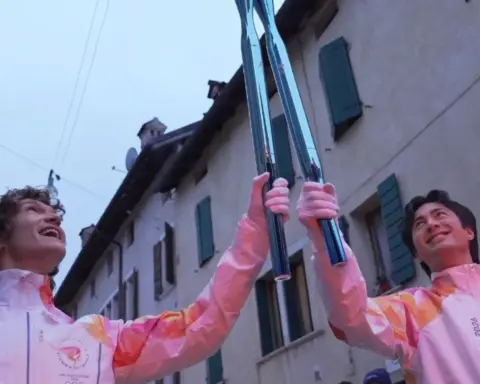 Heated Rivalry yıldızları Hudson Williams ve Connor Storrie İtalya'da Olimpiyat meşalesini taşıdı