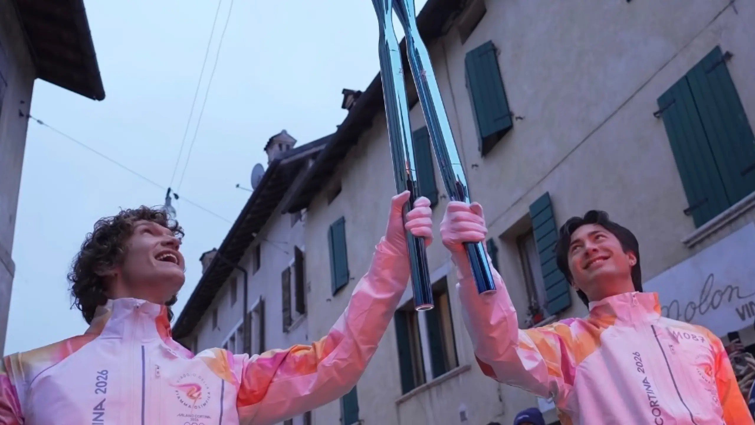 Heated Rivalry yıldızları Hudson Williams ve Connor Storrie İtalya'da Olimpiyat meşalesini taşıdı