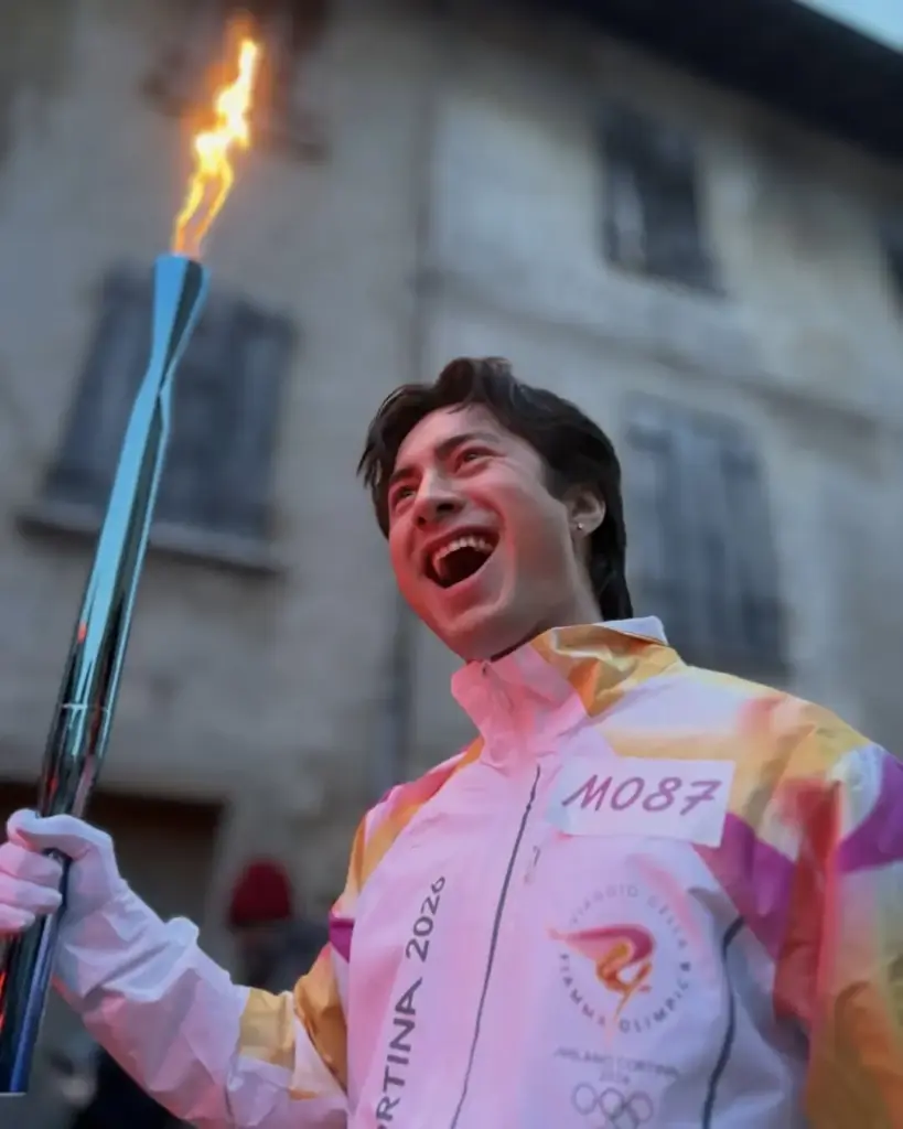 Heated Rivalry yıldızları  Olimpiyat meşalesini taşıdı