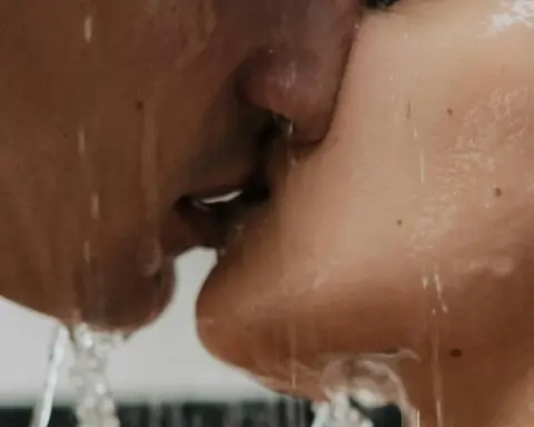 İlişkiniz için yapabileceğiniz en iyi şey: Öpüşmek