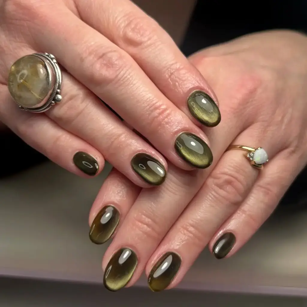 Haki yeşili "cat-eye" manikür