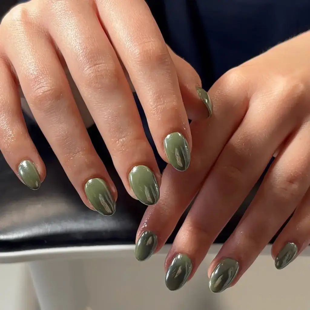 Iris Law’ın ilhamı: Sedefli manikür