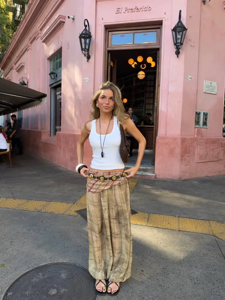 Beyaz atletlerle balon pantolon kombini