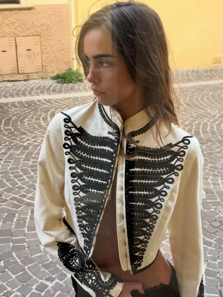 Askeri ceketler 2026 kışında yerini koruyor