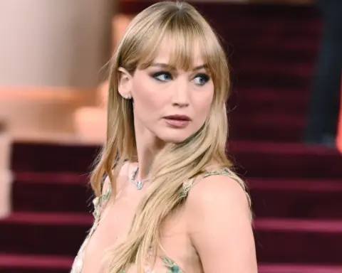 Jennifer Lawrence’ın aksesuar seçimi: Golden Globes gecesine nostaljik bir dokunuş