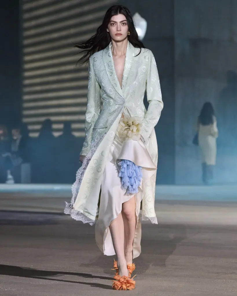 Dior Cruise 2027 çiçek motifleri