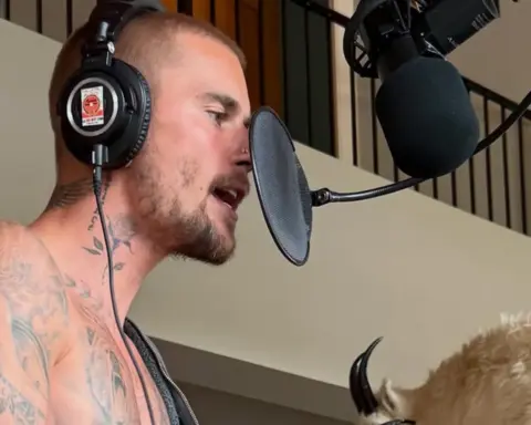 Justin Bieber’ın yeni albümü Swag II yayınlandı