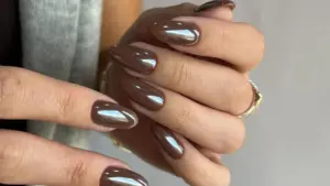 Kahve tonlu glazed manikür ile doğal ve parlak bir etki yakalayın 