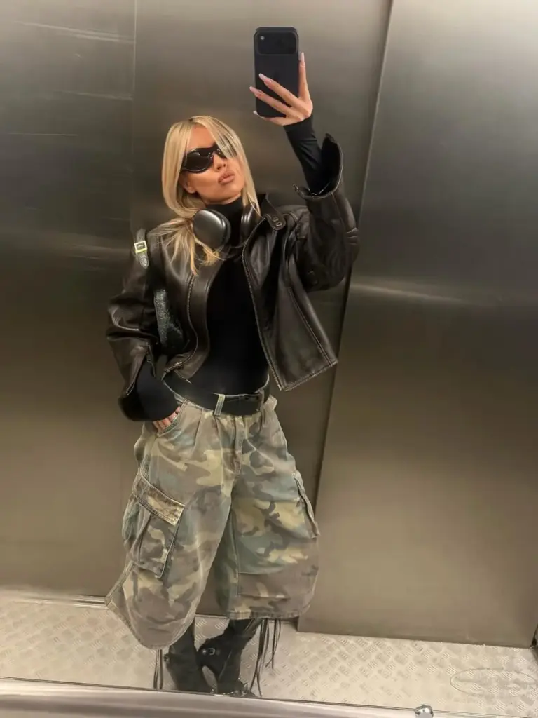 Modern yorumlarıyla kargo pantolonlar