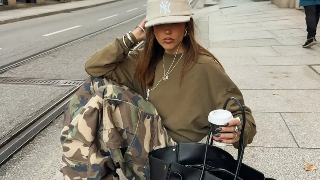 Kargo pantolonlar sokak stiline geri dönüyor