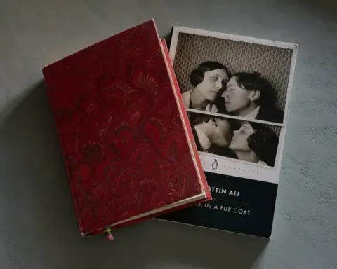 Kendall Jenner’ın kitaplığından çıkan sürpriz: Kürk Mantolu Madonna