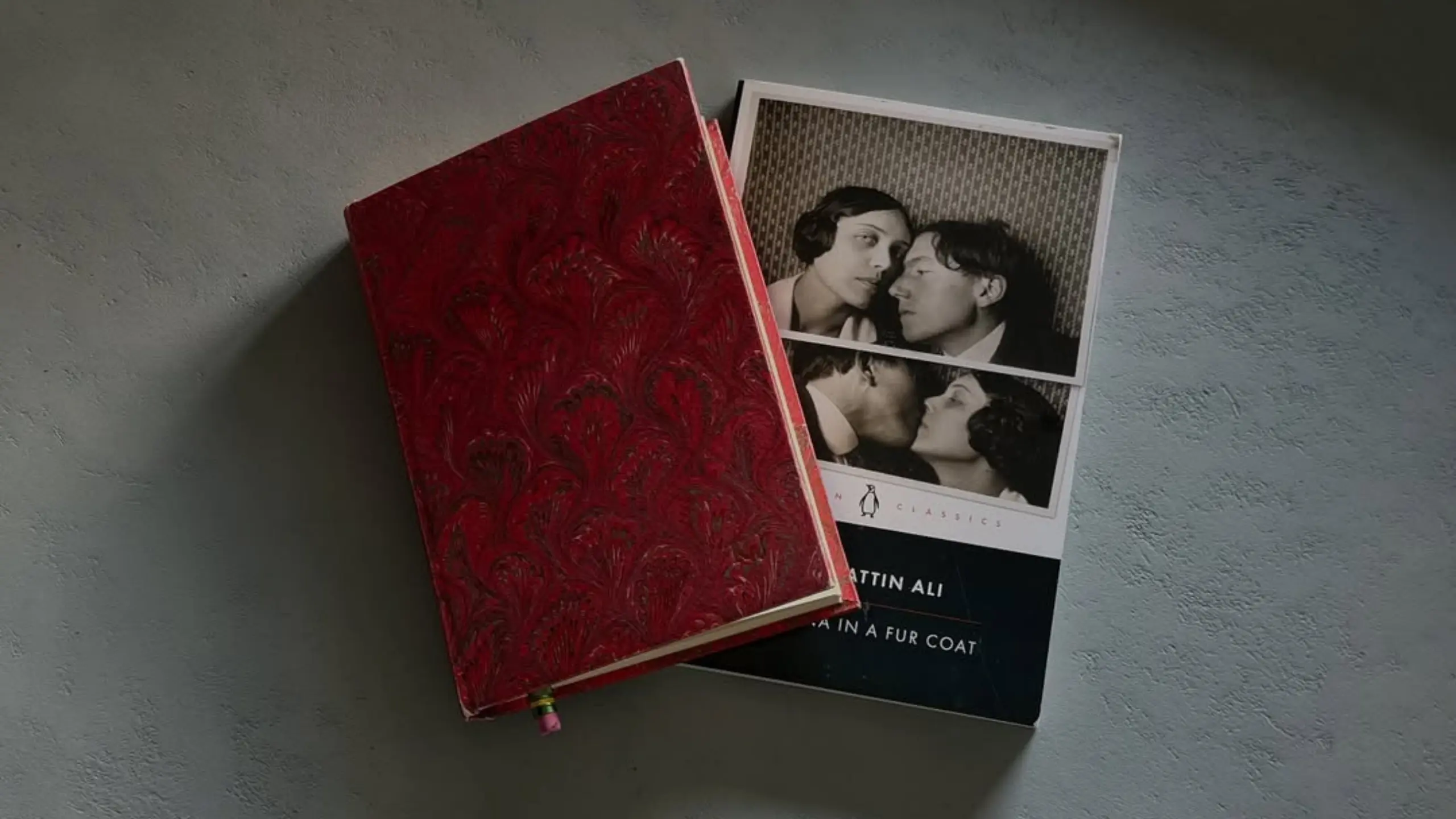 Kendall Jenner’ın kitaplığından çıkan sürpriz: Kürk Mantolu Madonna