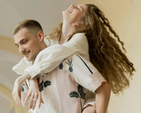 Kendine güvenen insanların ilişkide farkında olmadan yaptıkları 4 davranış