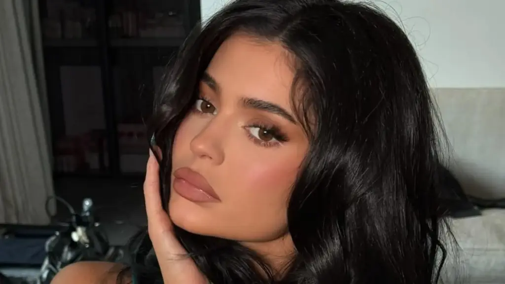 Keskin kontürlerden mat rujlara: 2016’nın makyaj kodları