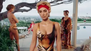 Kim Kardashian ve Kris Jenner’lı Skims x Roberto Cavalli iş birliği