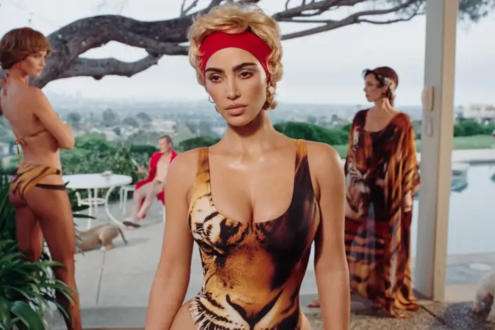 Kim Kardashian ve Kris Jenner Skims x Roberto Cavalli
