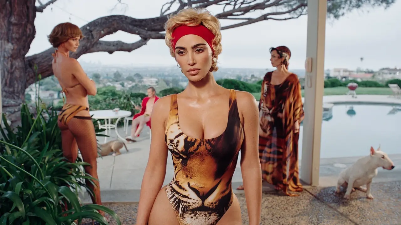 Kim Kardashian ve Kris Jenner Skims x Roberto Cavalli