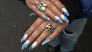 Icy Nails: Kış manikür trendlerinde soğuk bir dokunuş