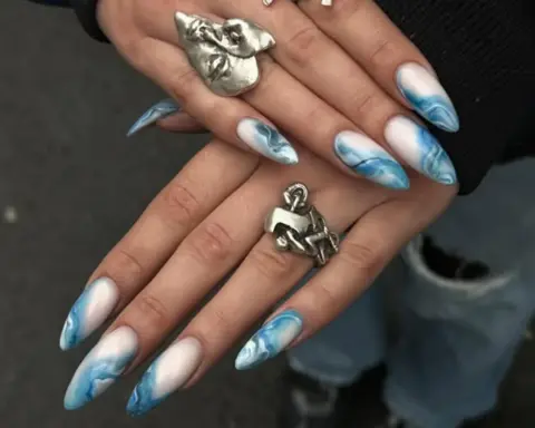 Kış manikür trendlerinde soğuk bir dokunuş: Icy Nails