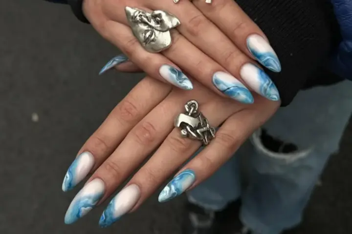Kış manikür trendlerinde soğuk bir dokunuş: Icy Nails