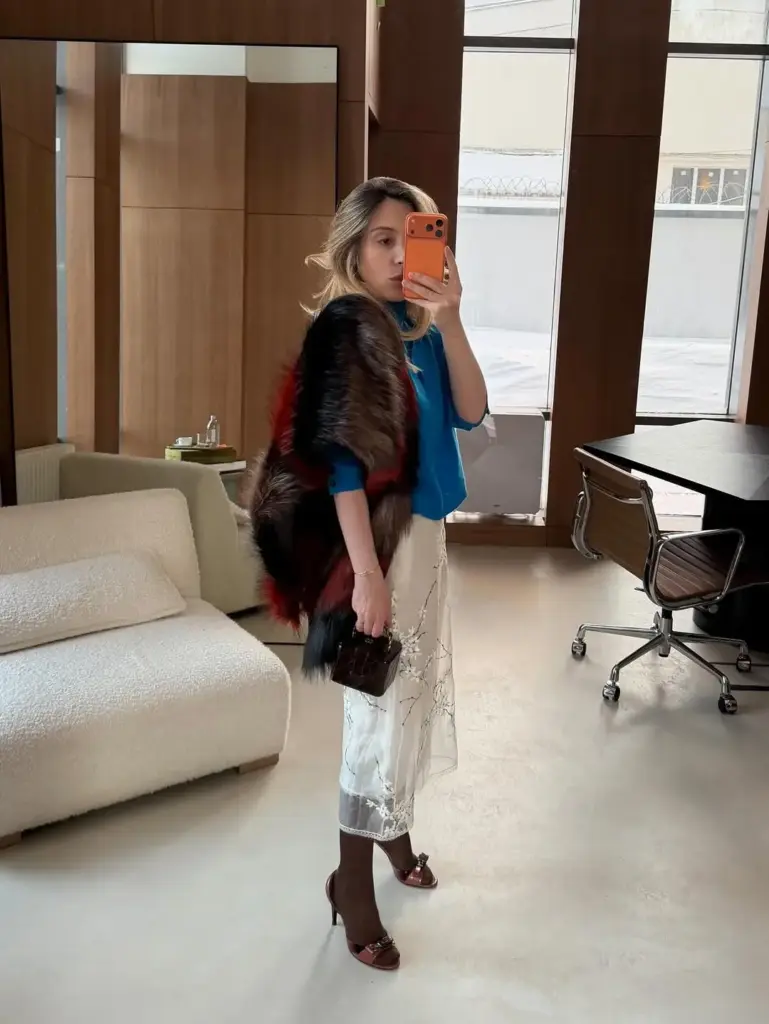 Omuzdan zarifçe düşen atkılar