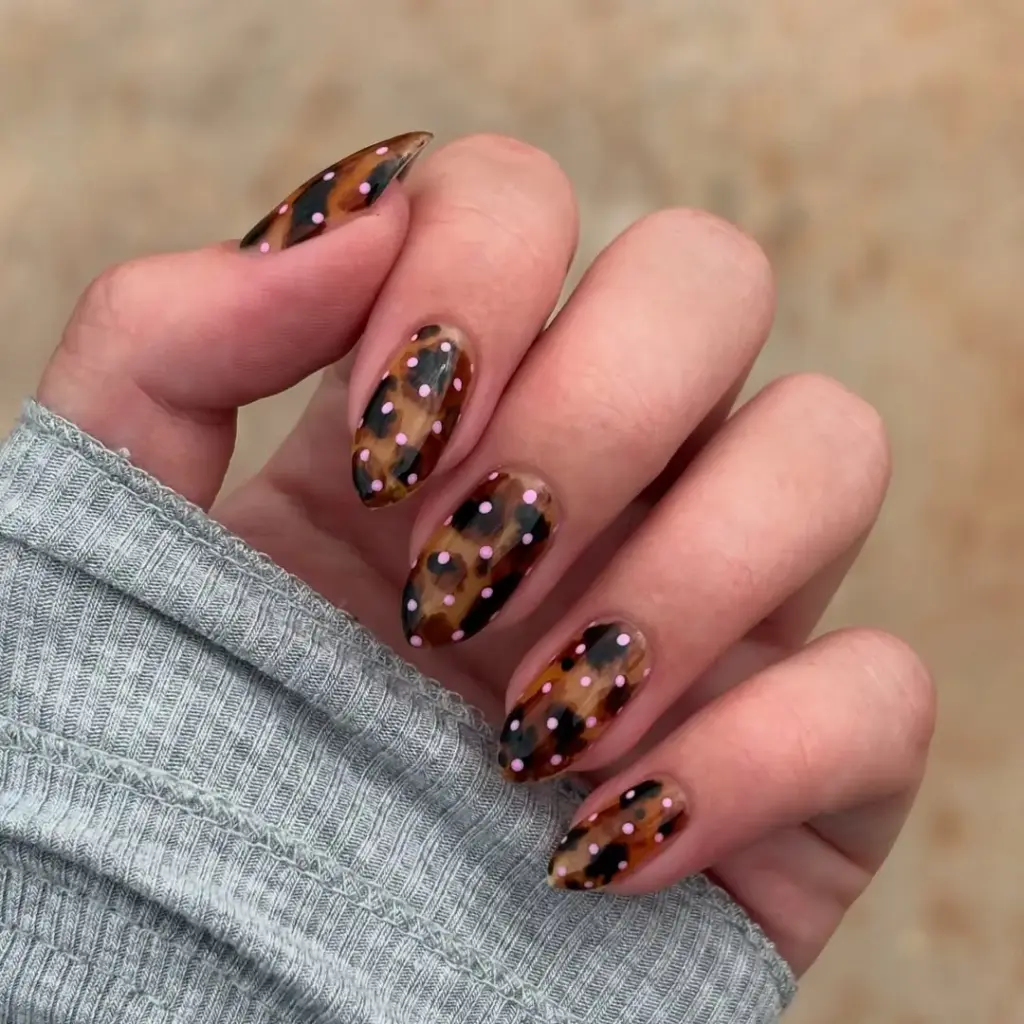 Pembe puantiyelerle romantik bir hava