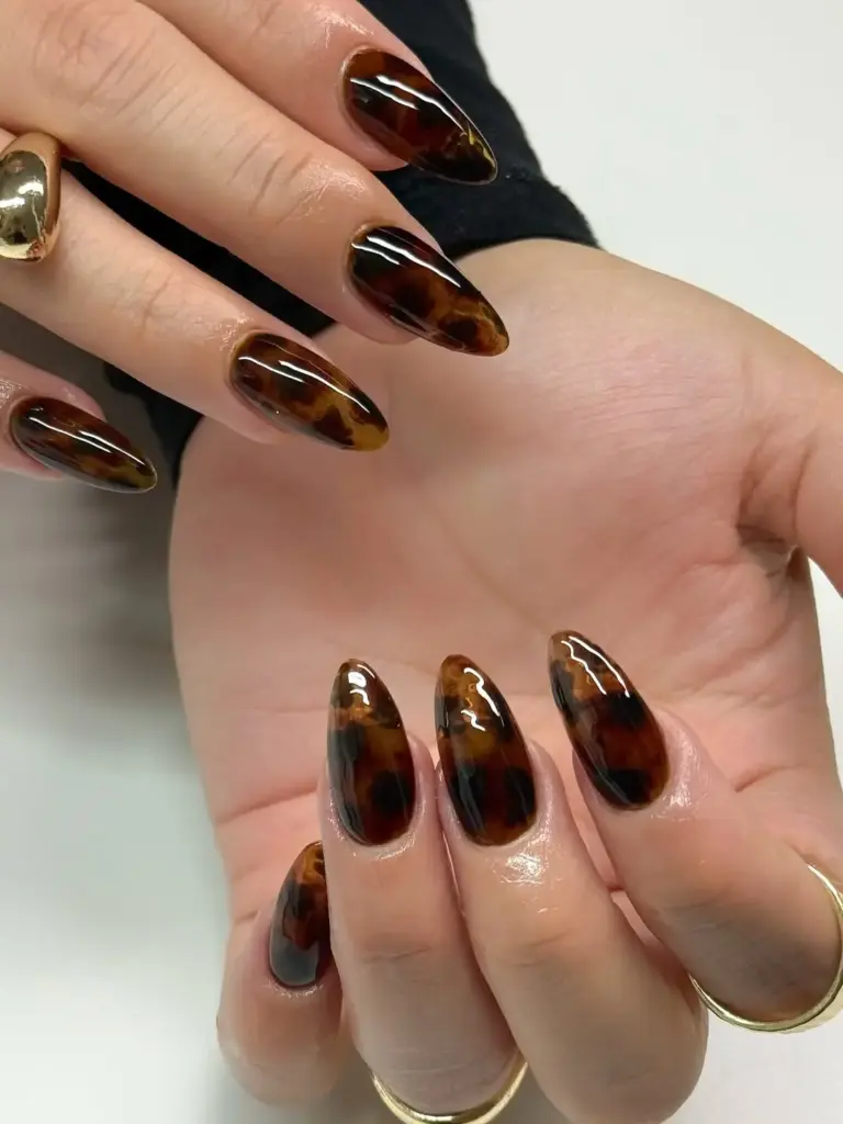 "Tortoise" manikür ile zarif ve “cool” tırnaklar