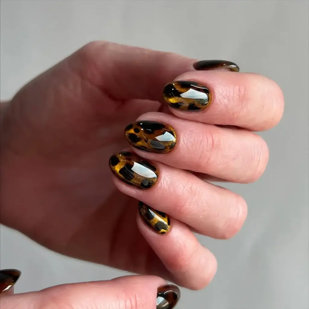 bronz alt tonlu kahvelerle “cat–eye” manikür