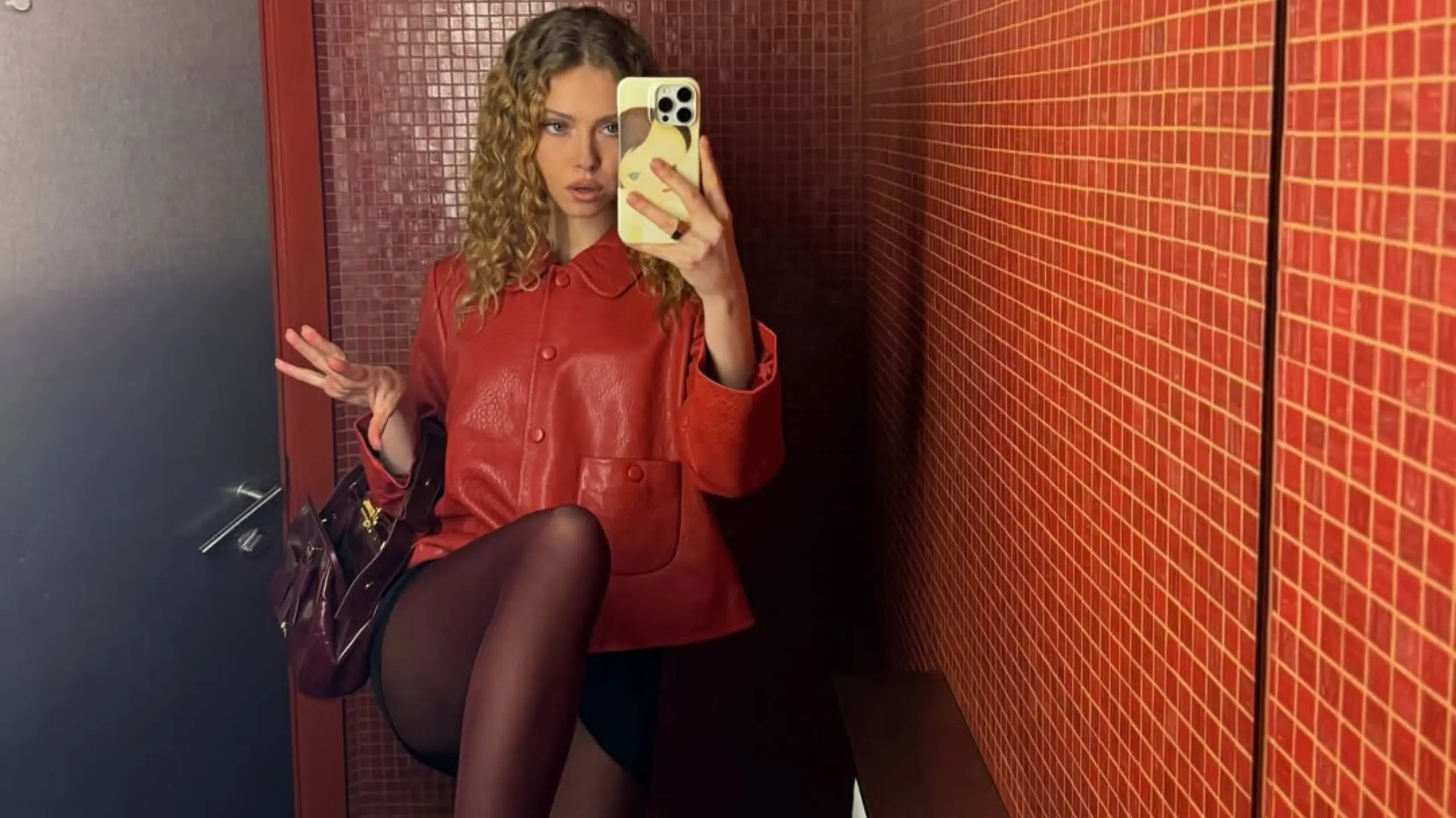 Kışın beklenmedik ikilisi: Kırmızı ve mor kombinasyonu