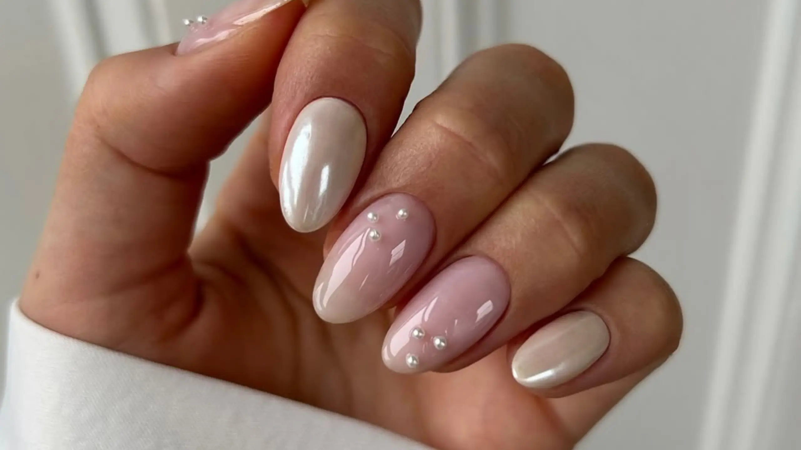 Klasik beyazdan sıkılanlara: 5 krom manikür fikri