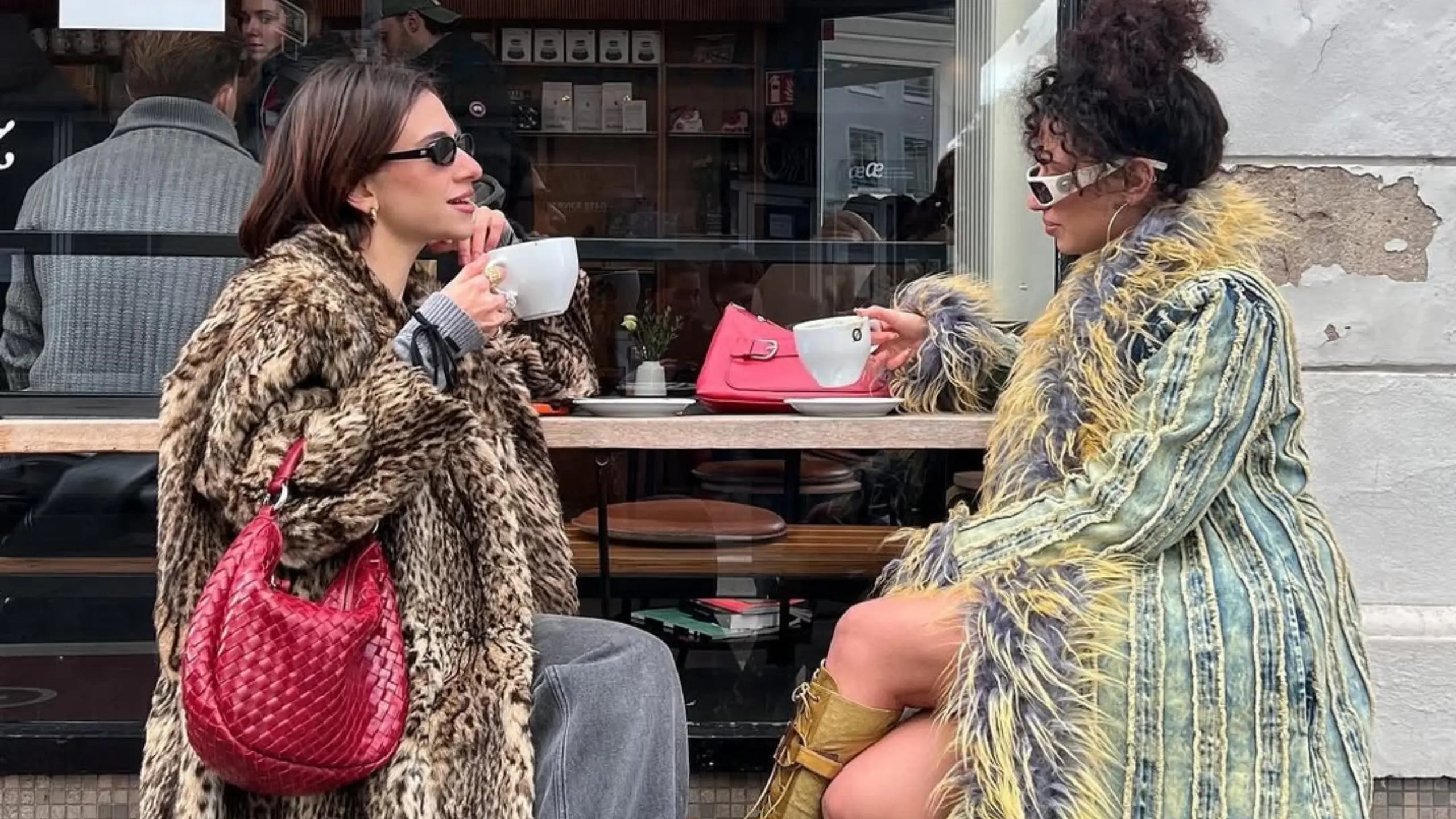 Kürk detaylı kabanlar: Bu kışın en güçlü “statement” parçası