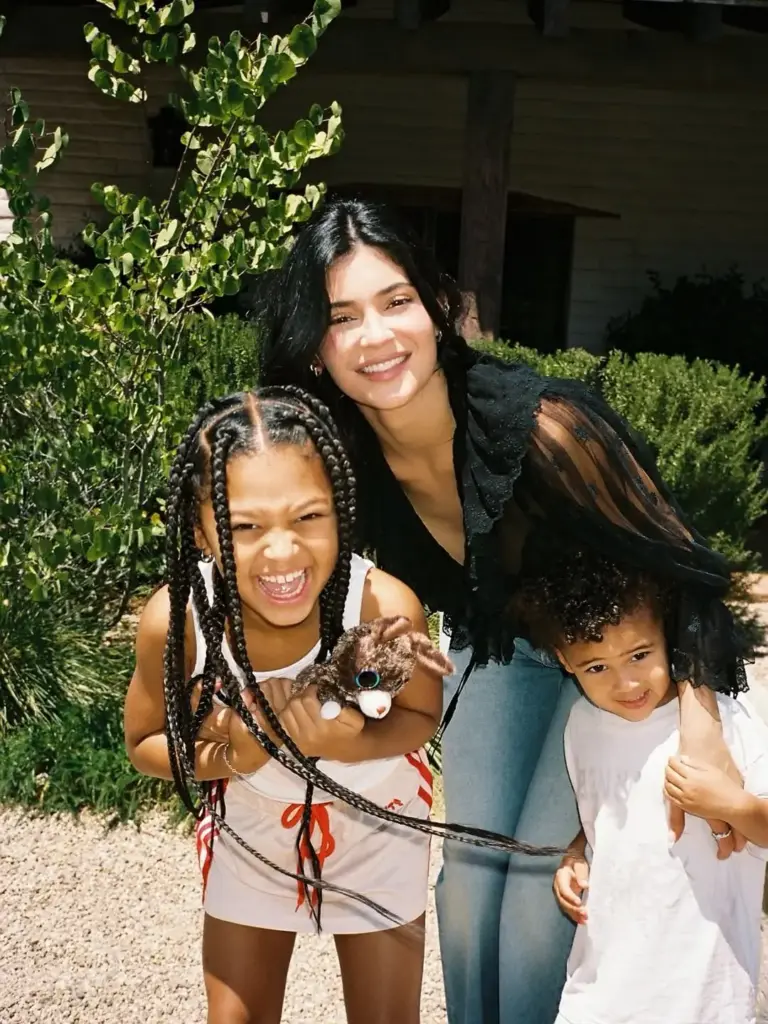 Kylie Jenner dantel ve fırfır stili