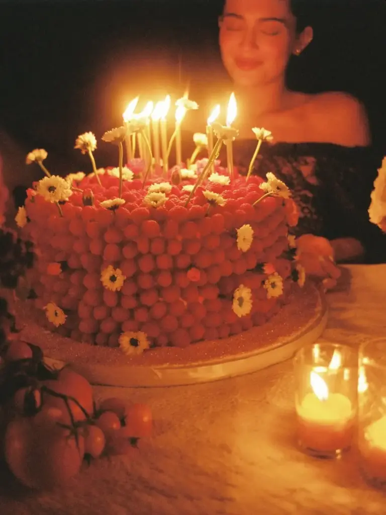 Kylie Jenner dantel ve fırfırı gündüzden geceye taşıyor
