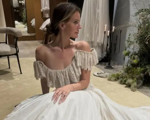 Lana Del Rey, evlilik yıldönümünü daha önce görülmemiş düğün fotoğraflarıyla kutladı