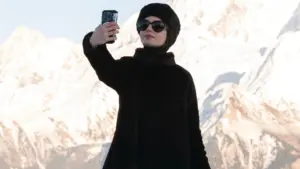 Lily Collins, Breakfast at Tiffany’s evrenine adım atıyor