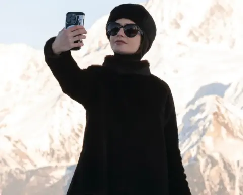 Lily Collins, Breakfast at Tiffany’s evrenine adım atıyor