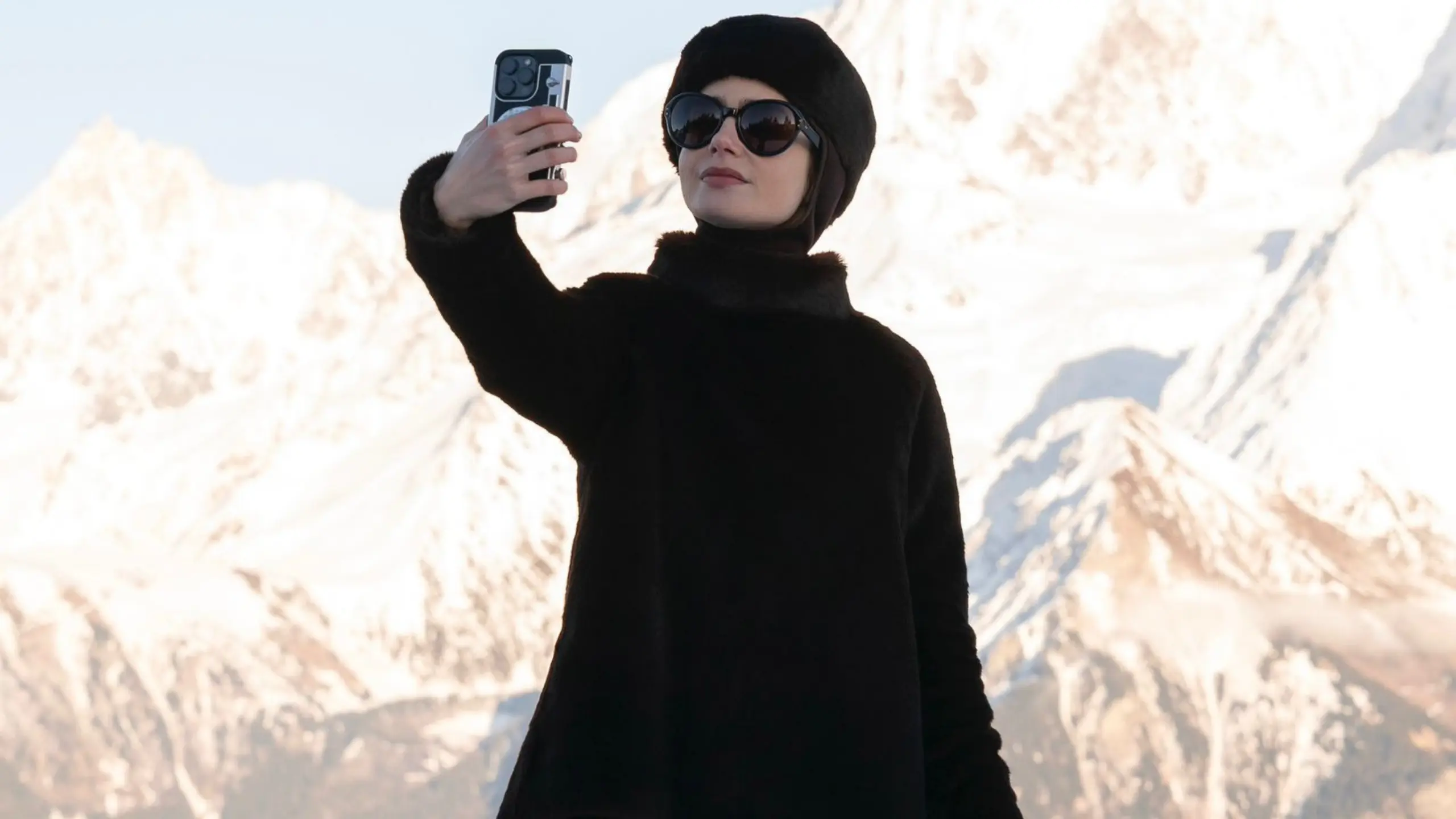 Lily Collins, Breakfast at Tiffany’s evrenine adım atıyor