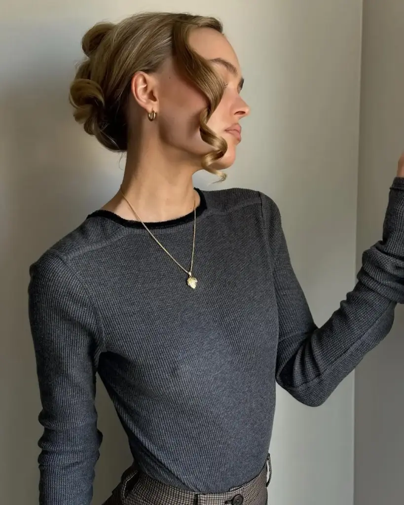 Sıkı topuzlarla bütün bir görünüm