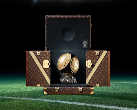 Louis Vuitton, UEFA ortaklığıyla 2025 Ballon d'Or kupasını ikonik Trophy Trunk'ında sundu