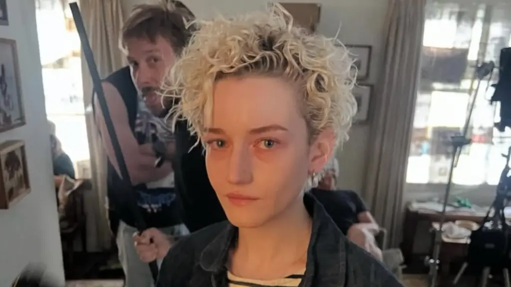 Madonna'nın hayatını konu alacak dizide Julia Garner "Material Girl" oluyor