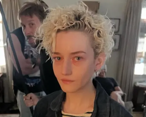 Madonna'nın hayatını konu alacak dizide Julia Garner "Material Girl" oluyor