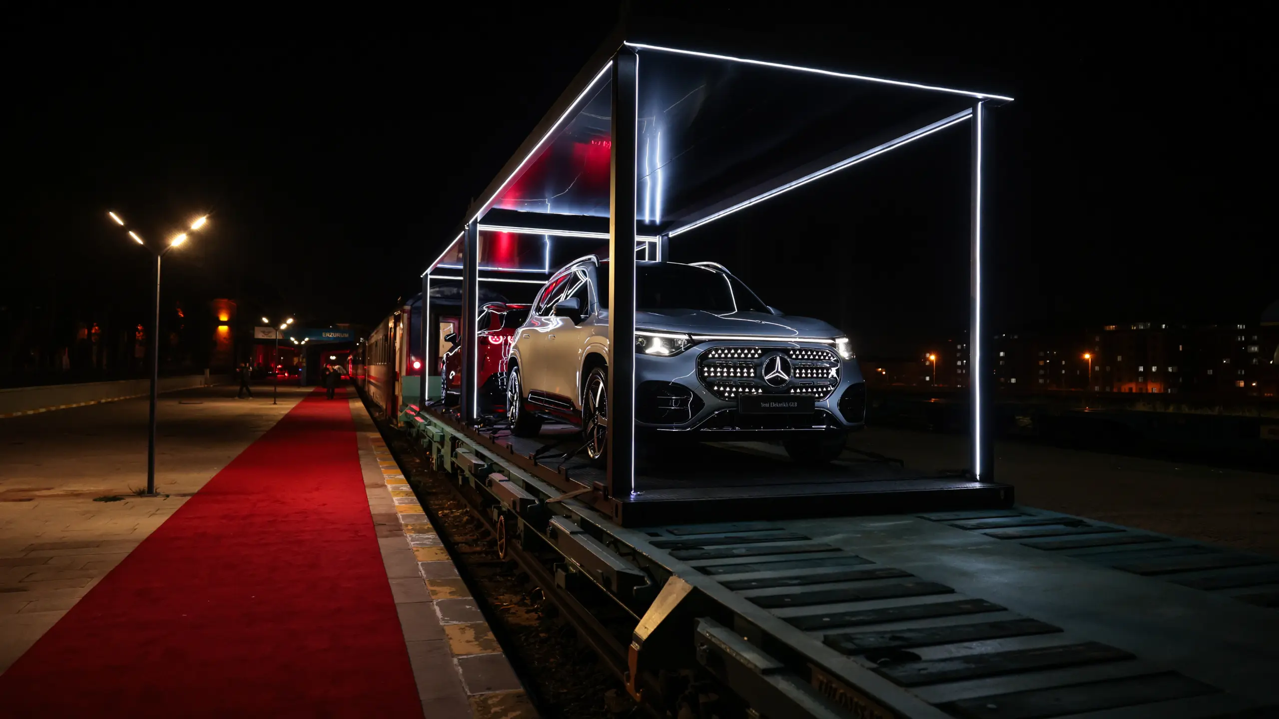 Mercedes-Benz yeni modellerini özel bir yolculukla tanıttı
