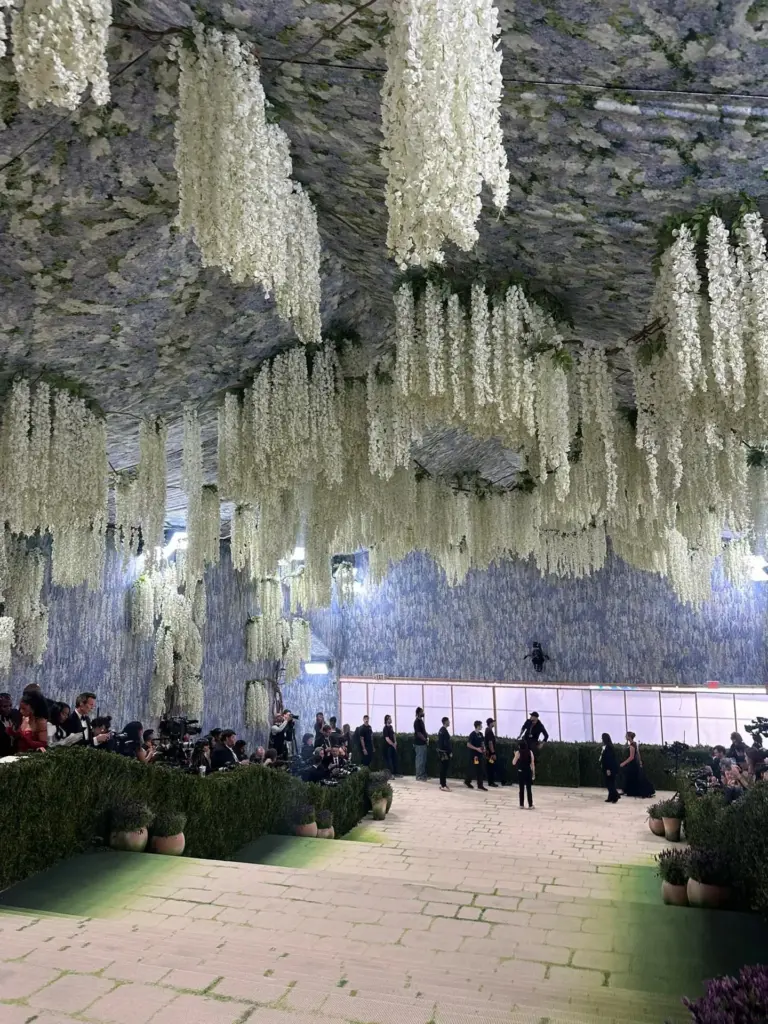 Met Gala 2026 merdivenlerinde yaşanmışlığın izleri: Yosun ve taş dokular