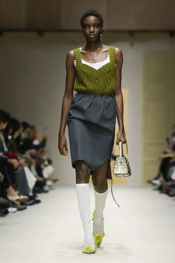 60 görünüm 15 model Prada